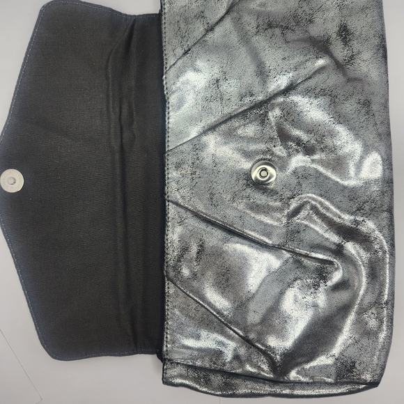 Y2K Metallic Silver Pleated Black Clutch, size: MED - Picture 5 of 5